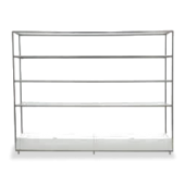 Prateleiras com arrumos na base